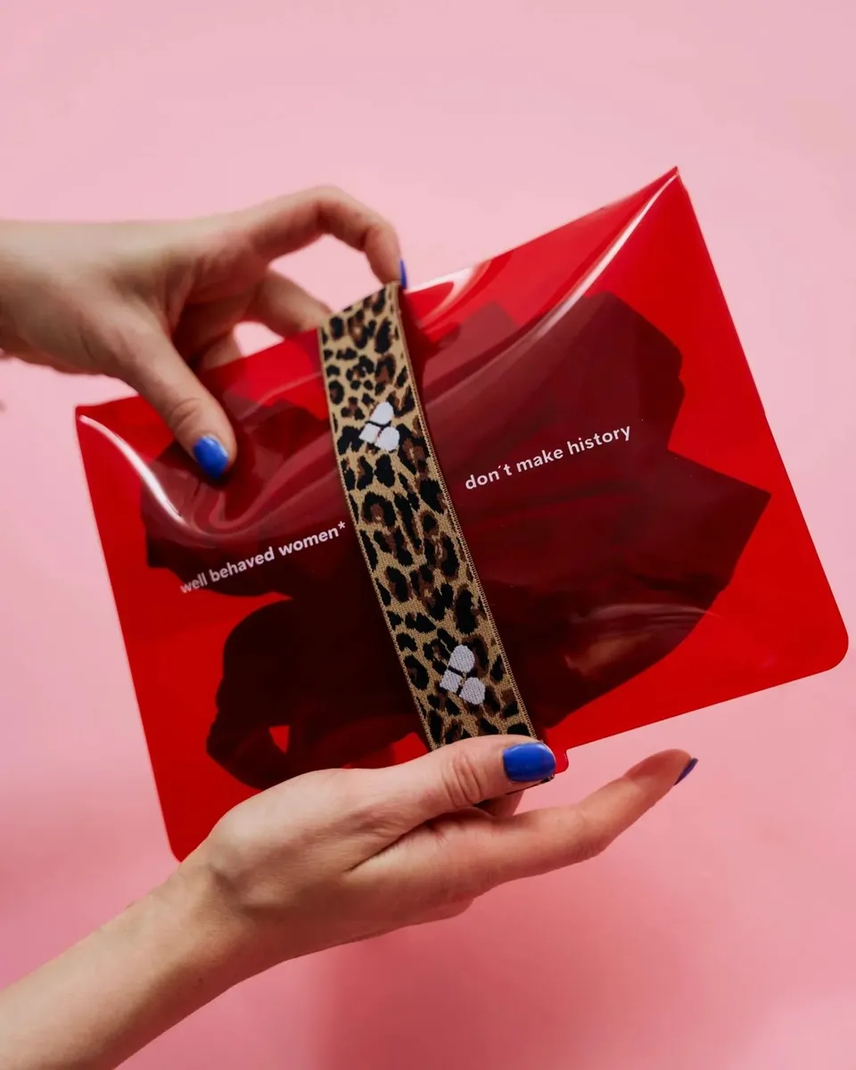 the-female-company-wetbag-red-leo-waschbare-aufbewahrungstasche-f-r-periodenunte image 1