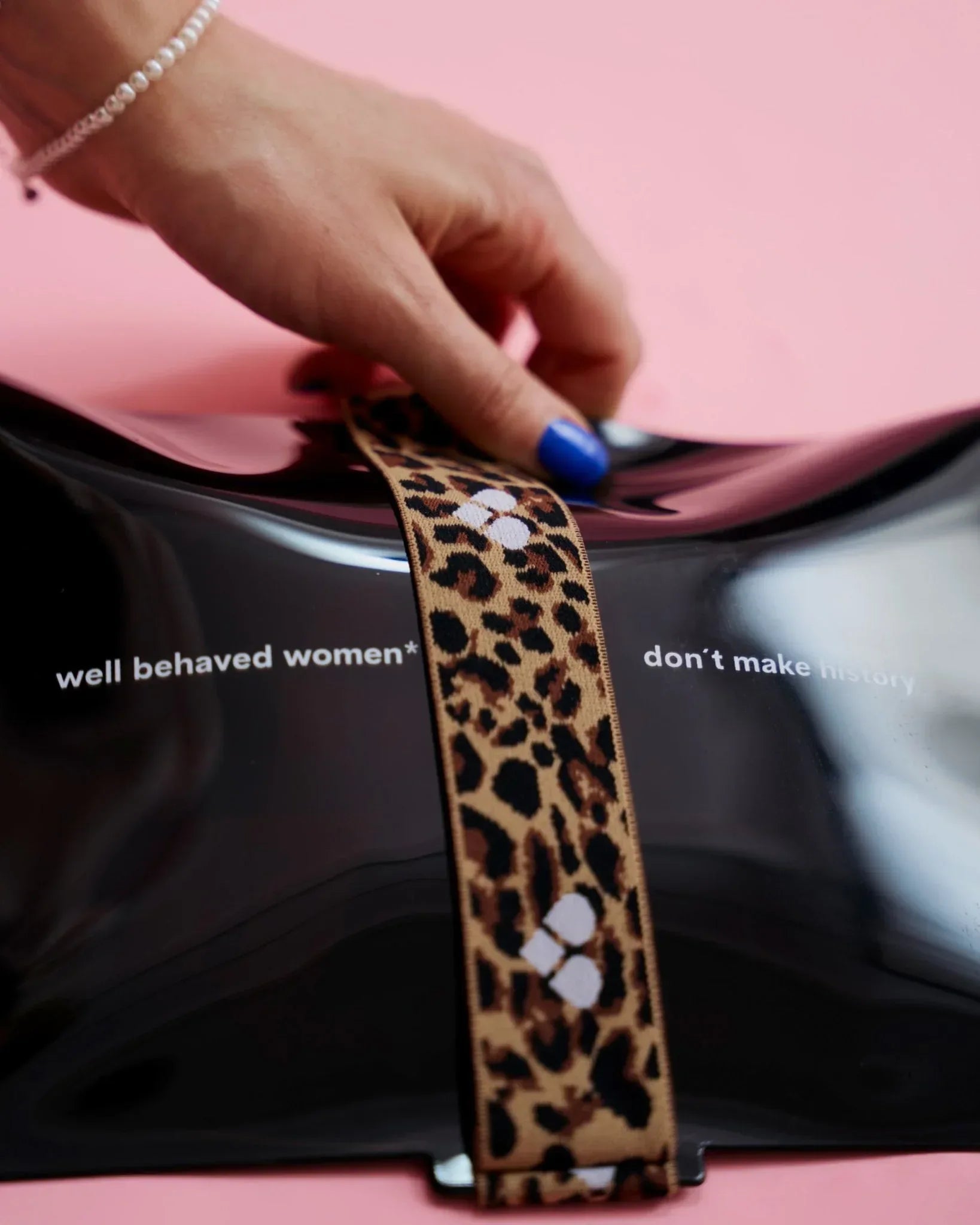 the-female-company-wetbag-black-leo-period-panty-tasche image 2