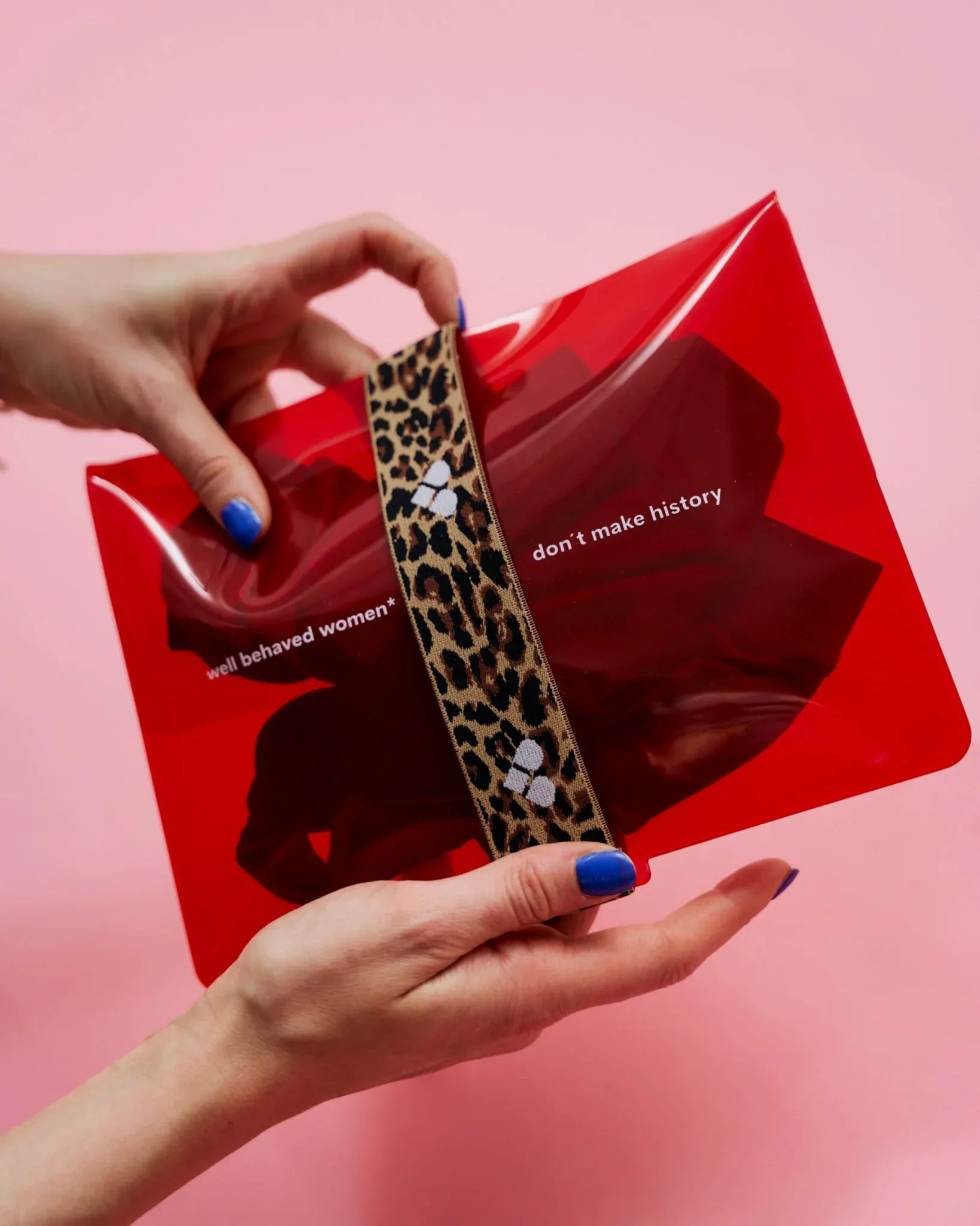 the-female-company-wetbag-red-leo-waschbare-aufbewahrungstasche-f-r-periodenunte image 1