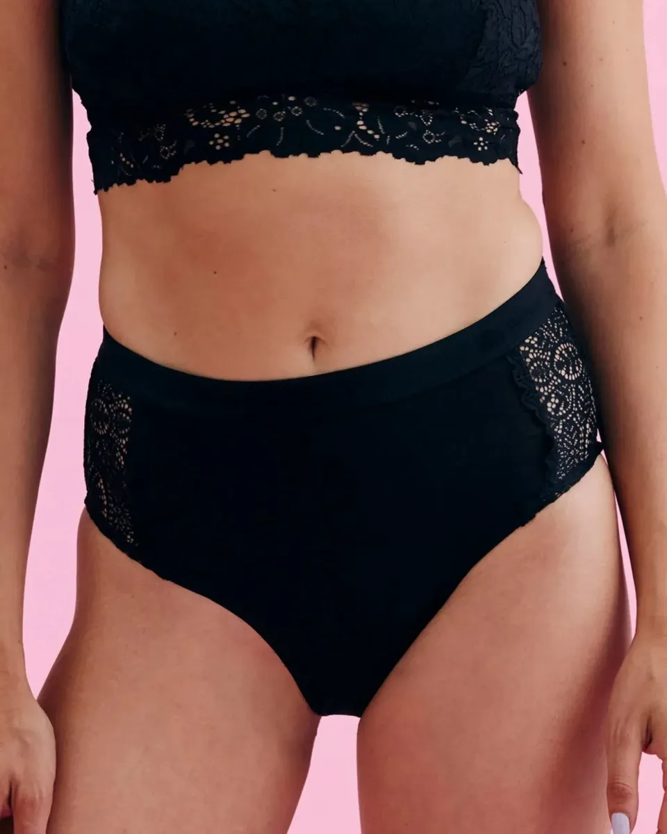 the-female-company-extra-strong-high-waist-lace-perioden-slip-schwarz image 1