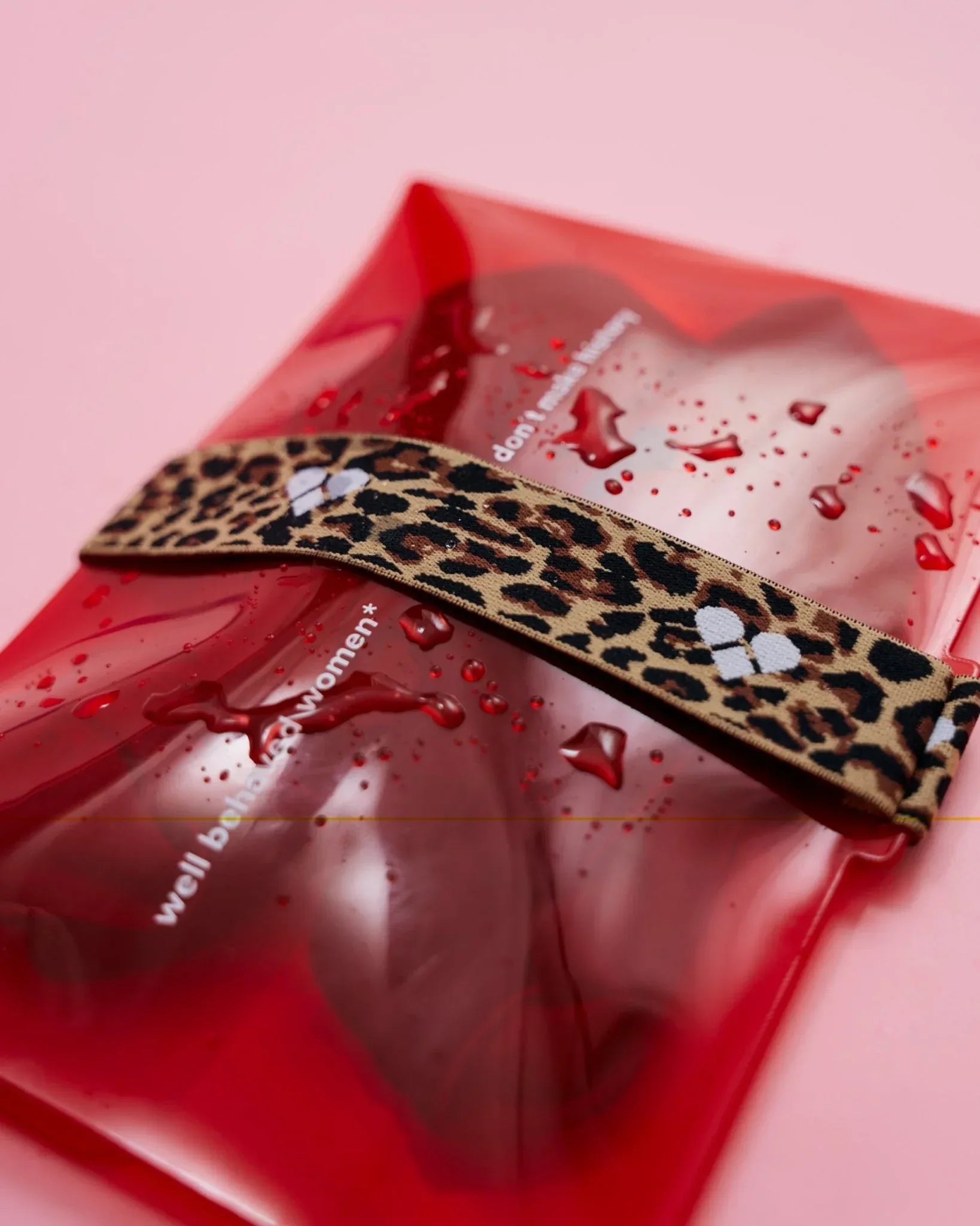 the-female-company-wetbag-red-leo-waschbare-aufbewahrungstasche-f-r-periodenunte image 5
