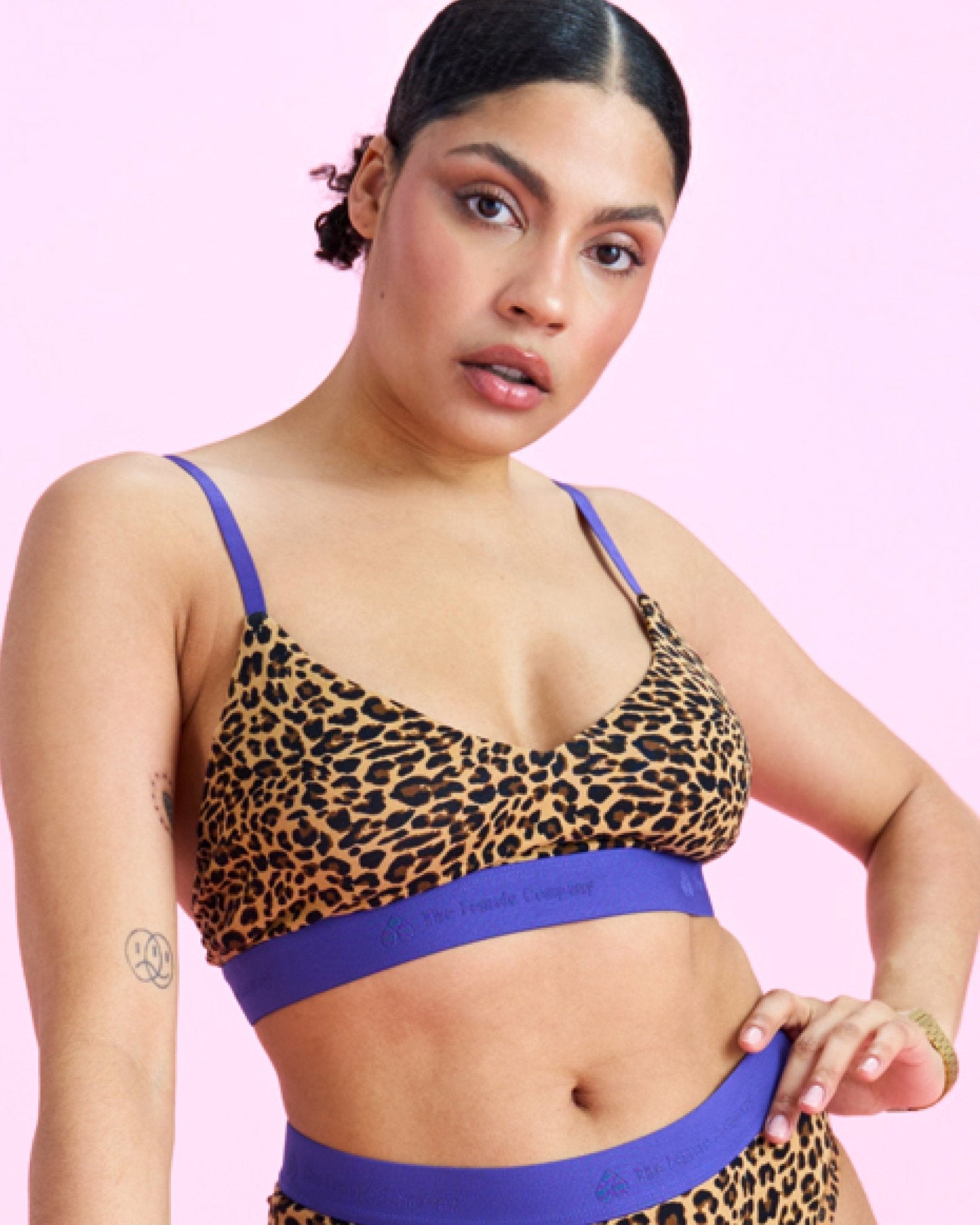 the-female-company-bralette-v-shape-leo-perioden-bralette-verstellbar image 1